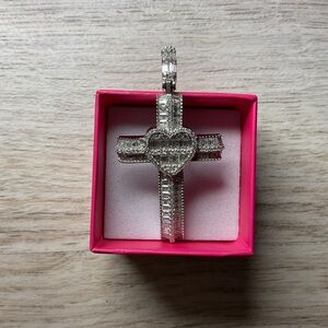 CROSS HEART PENDANT